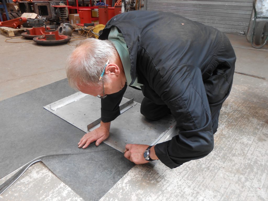 John on his knees with the lino