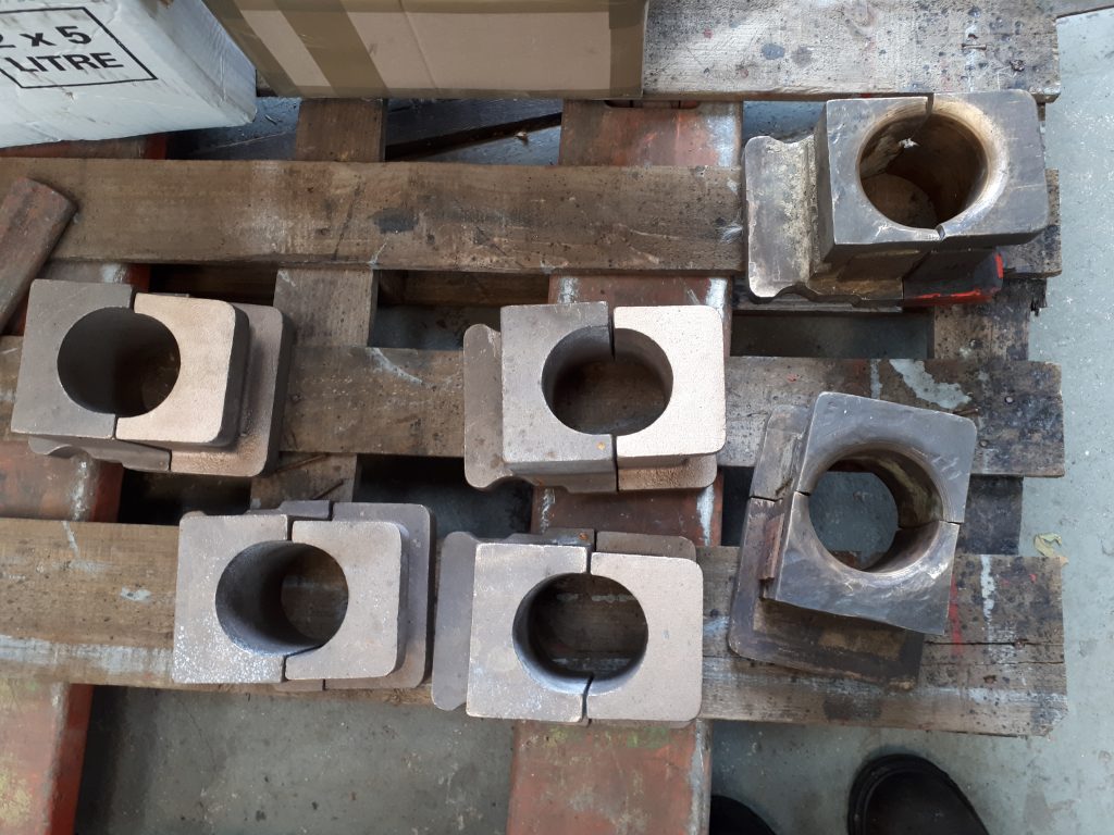 Coupling rod half brasses for FR 25. Some old brasses also to be seen on the right
