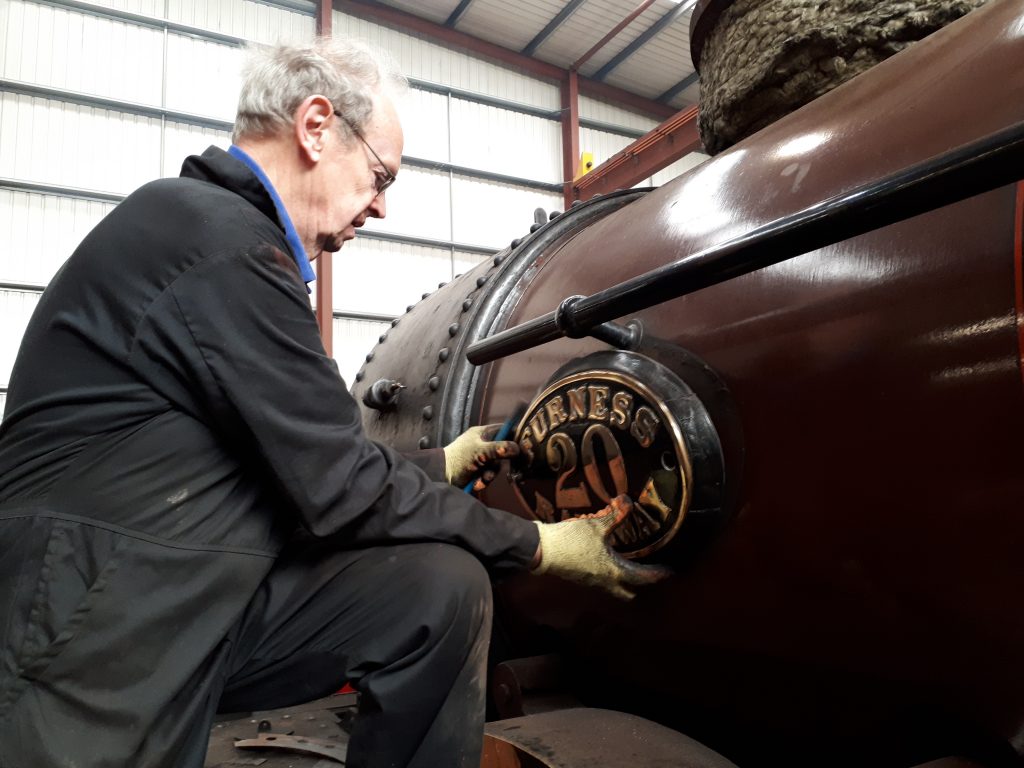 John Dixon removing one of Fr 20's number plates