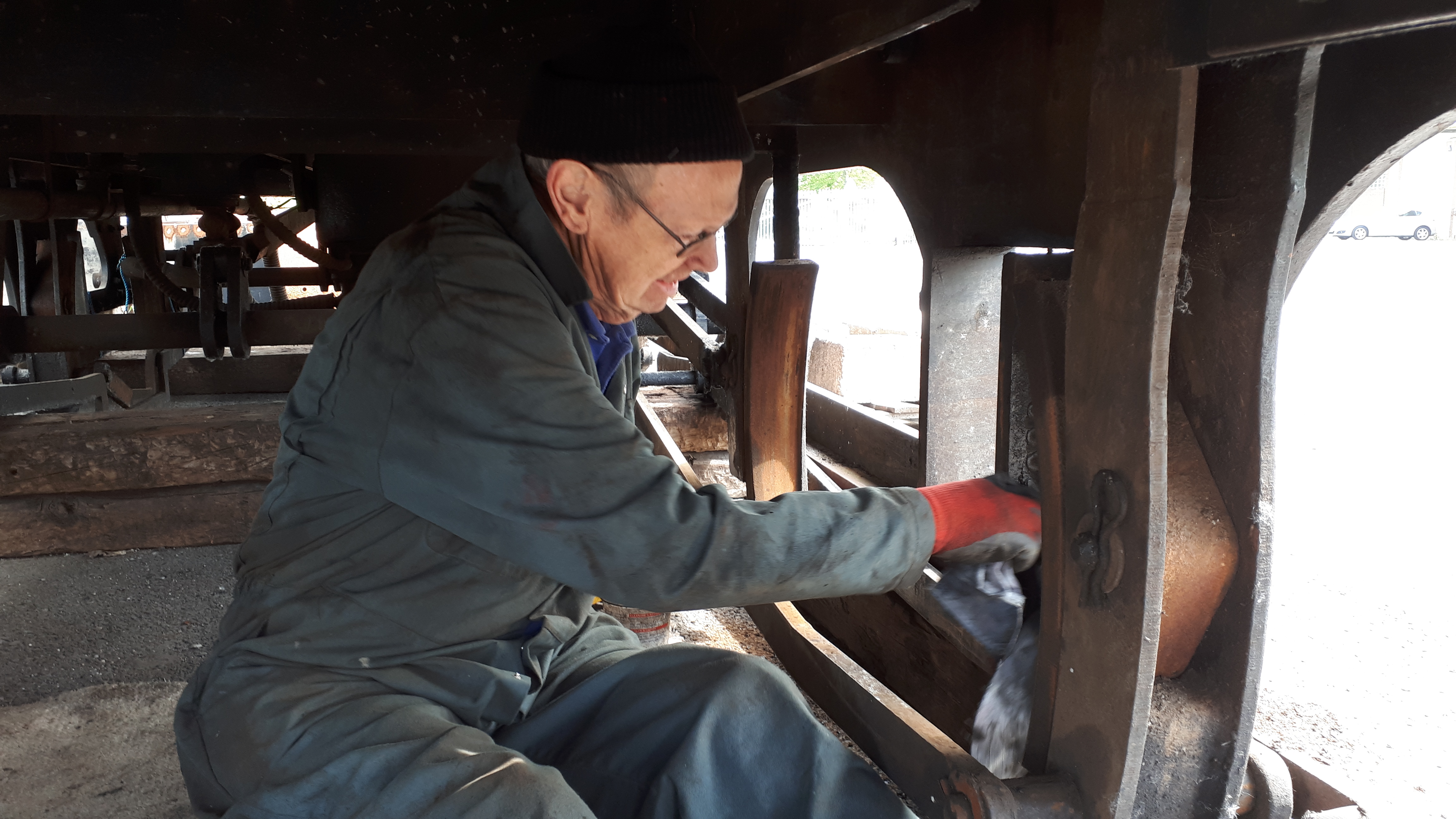 John Dixon cleans the underside of FR 20's tender