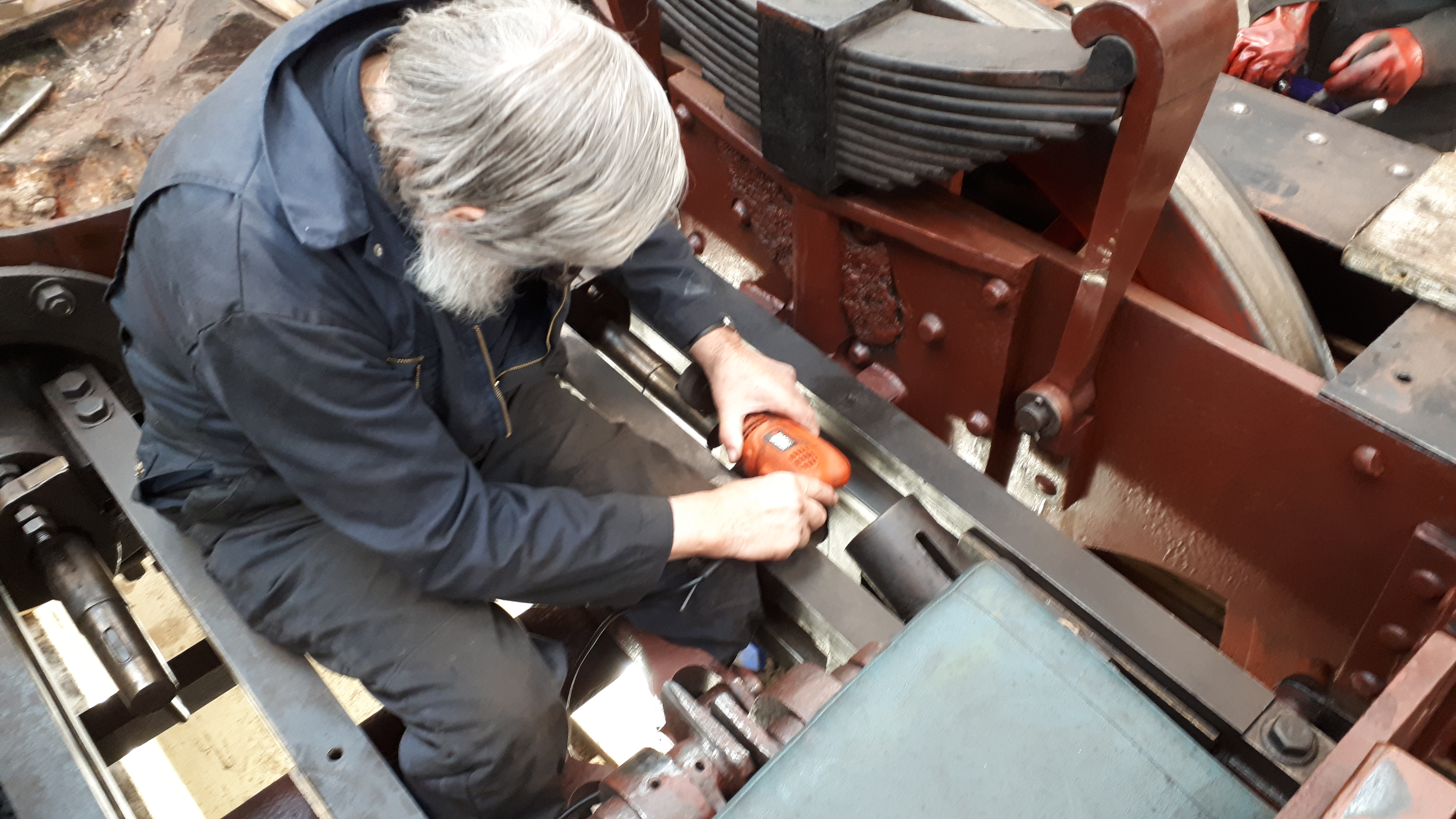 Alan removes a burr from FR 20's piston rod