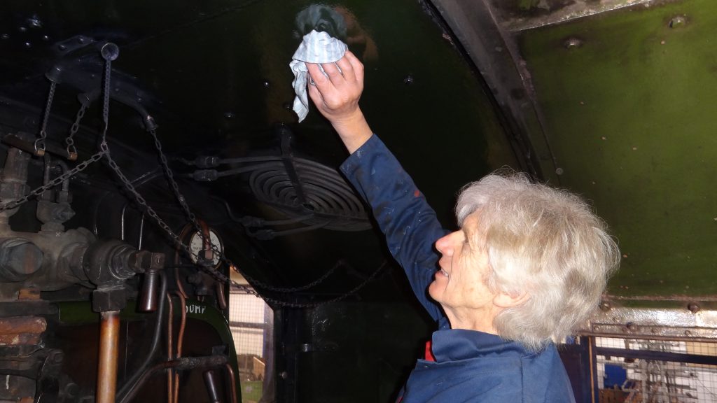 Ed Tatham polishes 5643's cab roof