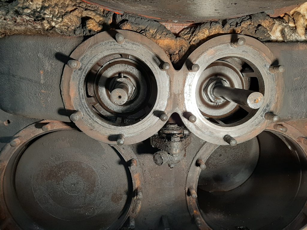 5643's valves and pistons exposed