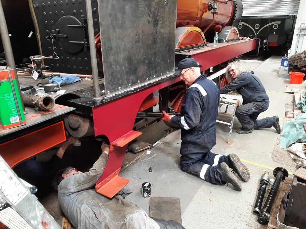 John Dixon, Alan, Ron and Ade wrestle with FR 20's vacuum pipe