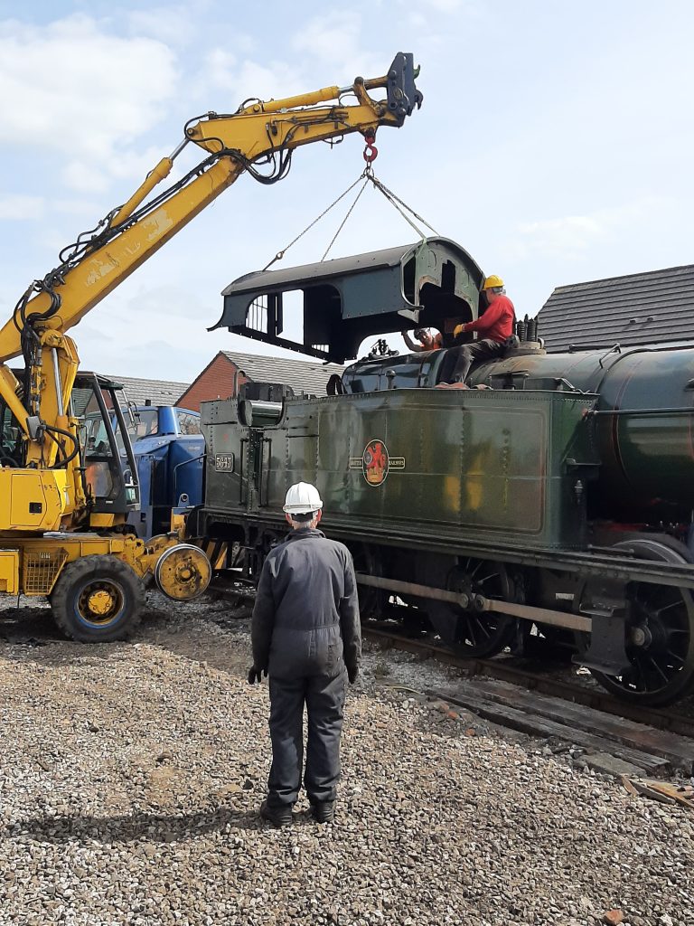 5643's cab roof being removed