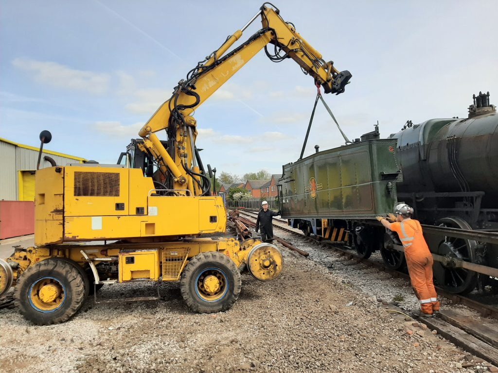 5643's right hand tank being removed