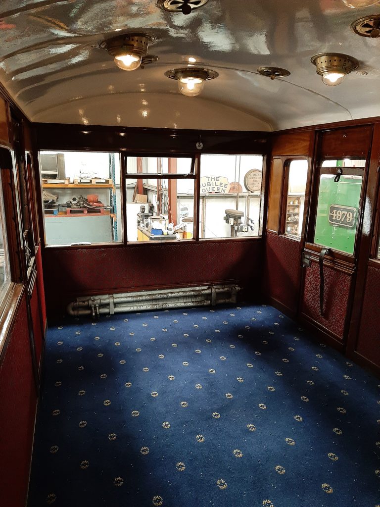 GER No 5 small saloon with carpet