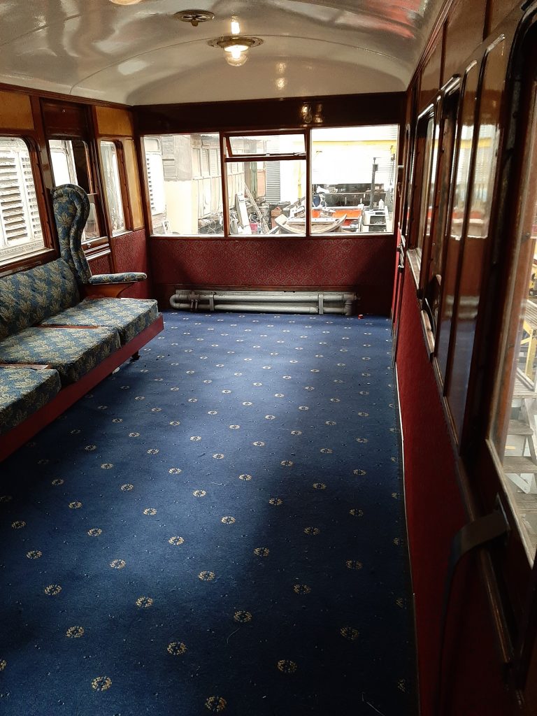 GER No 5 large saloon with carpet