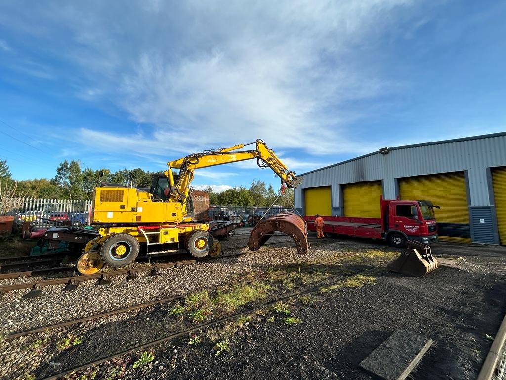 The RRV lifts Caliban's saddle tank