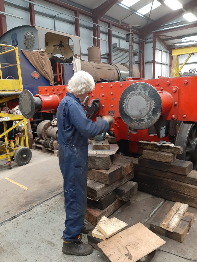 Ed Tatham jacks up the rear of 5643's frames on Wednesday, 22nd November